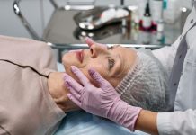 Belleza y Armonía: Tratamientos Estéticos para Potenciar tu Imagen Medical professional examining a senior woman's face in a clinical setting.