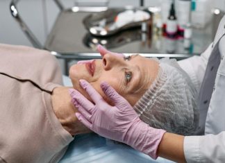 Belleza y Armonía: Tratamientos Estéticos para Potenciar tu Imagen Medical professional examining a senior woman's face in a clinical setting.