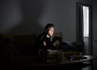 Unlocking the Excitement: Slot 88 Resmi and the Thrill of Online Gaming A Man Playing a Game using Smartphone