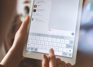 CooMeet: Instant Connections with Strangers Via Chat Rooms